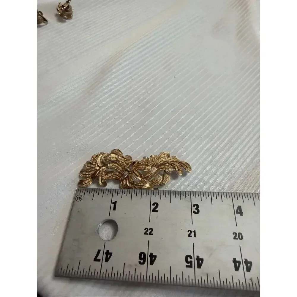 Vintage Signed Coro Gold Tone Textured Wave Splash Brooch Pin & Earrings